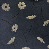 Tissu denim bleu marine à grandes fleurs laquées Craft Cotton Co., 52 % coton, 48 % polyester, 145 cm de large, pour le matelassage, la couture, la confection de vêtements et la décoration intérieure.